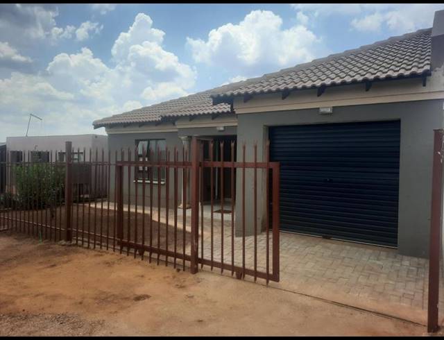 3 BEDROOM HOUSE FOR SALE IN SEBOKENG UNIT 13